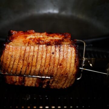 Flæskesteg i gasgrill på et rotisseri