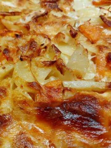 Flødebagte rodfrugter og kartofler klar til servering