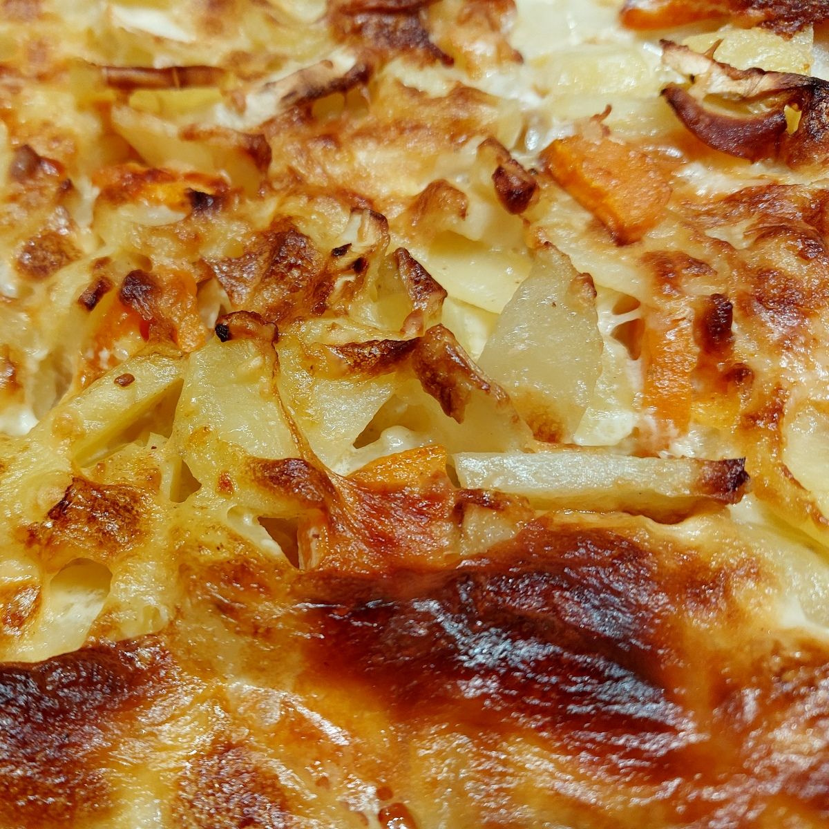 Flødebagte rodfrugter og kartofler klar til servering