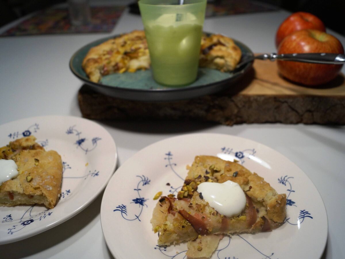 Fransk æblegalette -Fransk æbletærte serveret med vaniljecremefraiche