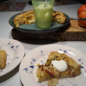 Fransk æblegalette -Fransk æbletærte serveret med vaniljecremefraiche