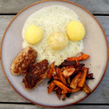 Frikadeller med kartofler og stuvet spidskål og ovnbagte rodfrugter serveret på tallerken