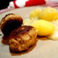 Frikadeller med stuvet hvidkål og kartofler. Klassisk Dansk ret