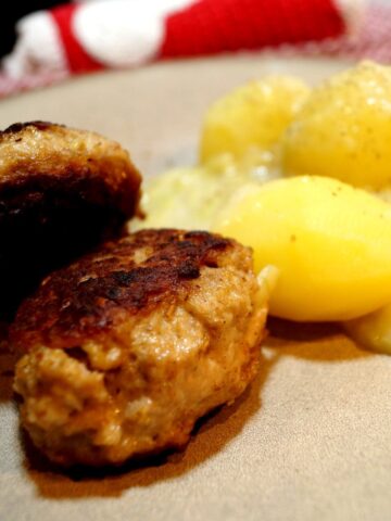 Frikadeller med stuvet hvidkål og kartofler. Klassisk Dansk ret