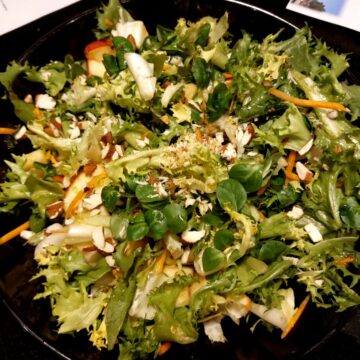 Friskblandet salat med nødder