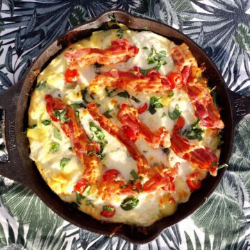 Frittata med kartofler og bacon serveres i pande