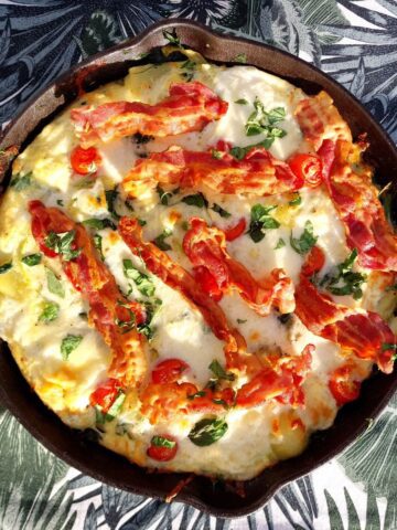 Frittata med kartofler og bacon serveres i pande