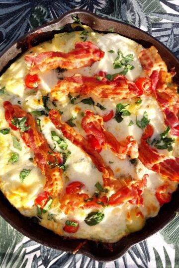 Frittata med kartofler og bacon serveres i pande