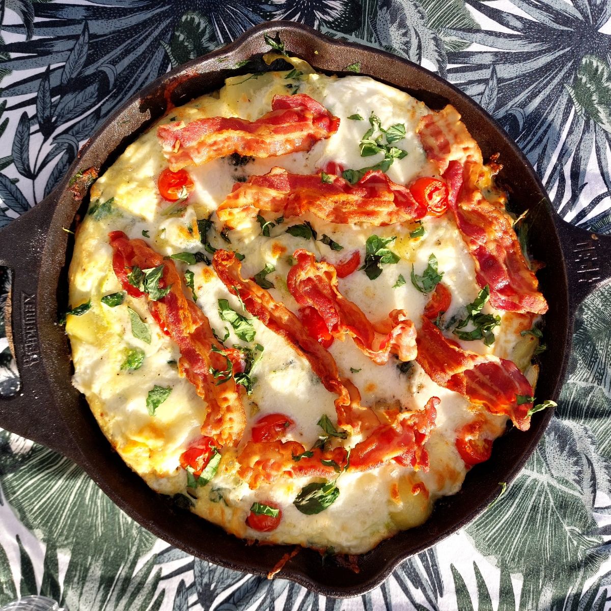 Frittata med kartofler og bacon serveres i pande