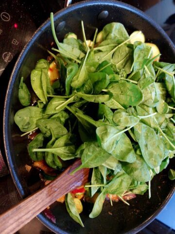 Spinat til frittata steges med på stegepanden