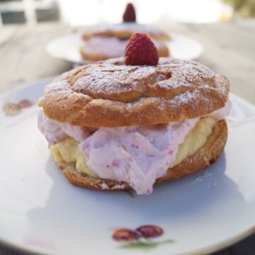 Glutenfri fastelavnsbolle med creme og hindbærskum