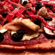 Glutenfri pizza med tomat topping