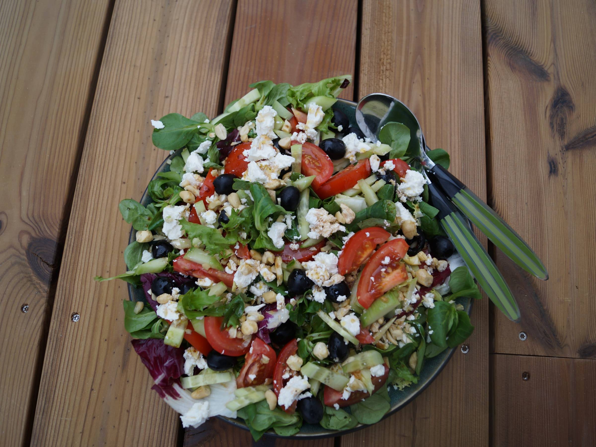 Græsk salat med oliven og feta