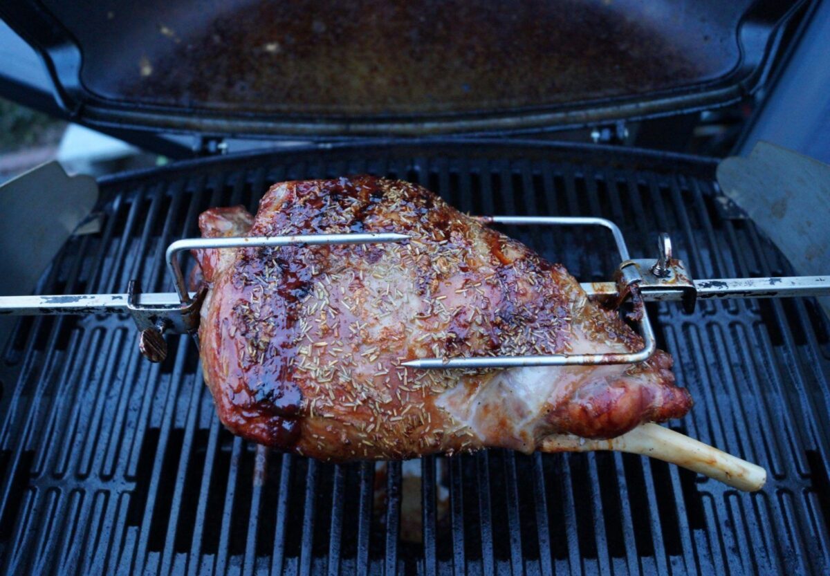 Grillet lammekølle på rotisseri i gasgrill