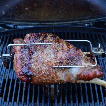 Grillet lammekølle på rotisseri i gasgrill