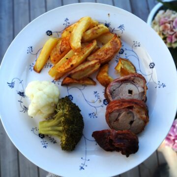 Grillet svinemørbrad med dampet broccoli og ovnkartofler