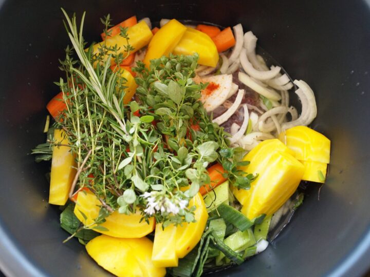 Grøntsager og krydderurter i crock-pot