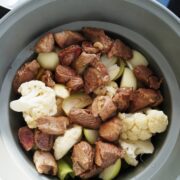 Grøntsager og lammekød i crockpot