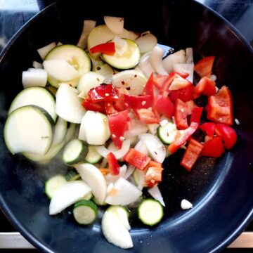 Grøntsager sauteres i olivenolie