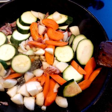 Grøntsager steges i fedt fra bacon