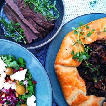 Grøntsagsgalette med flanksteak og mix salat med feta