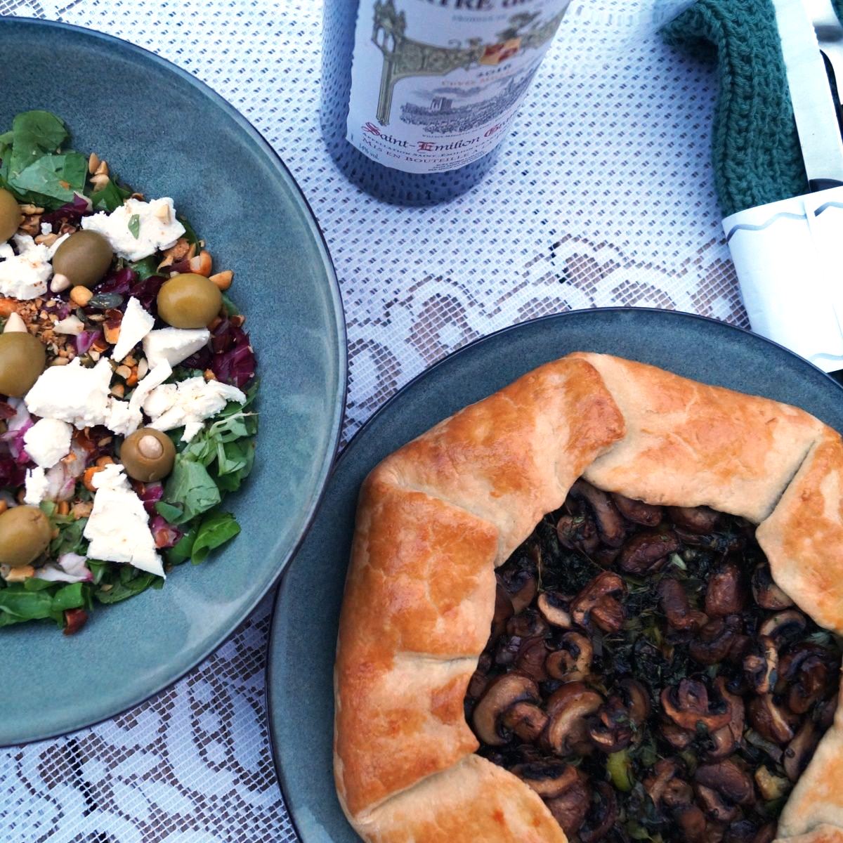 Grøntsagsgalette med salat og feta