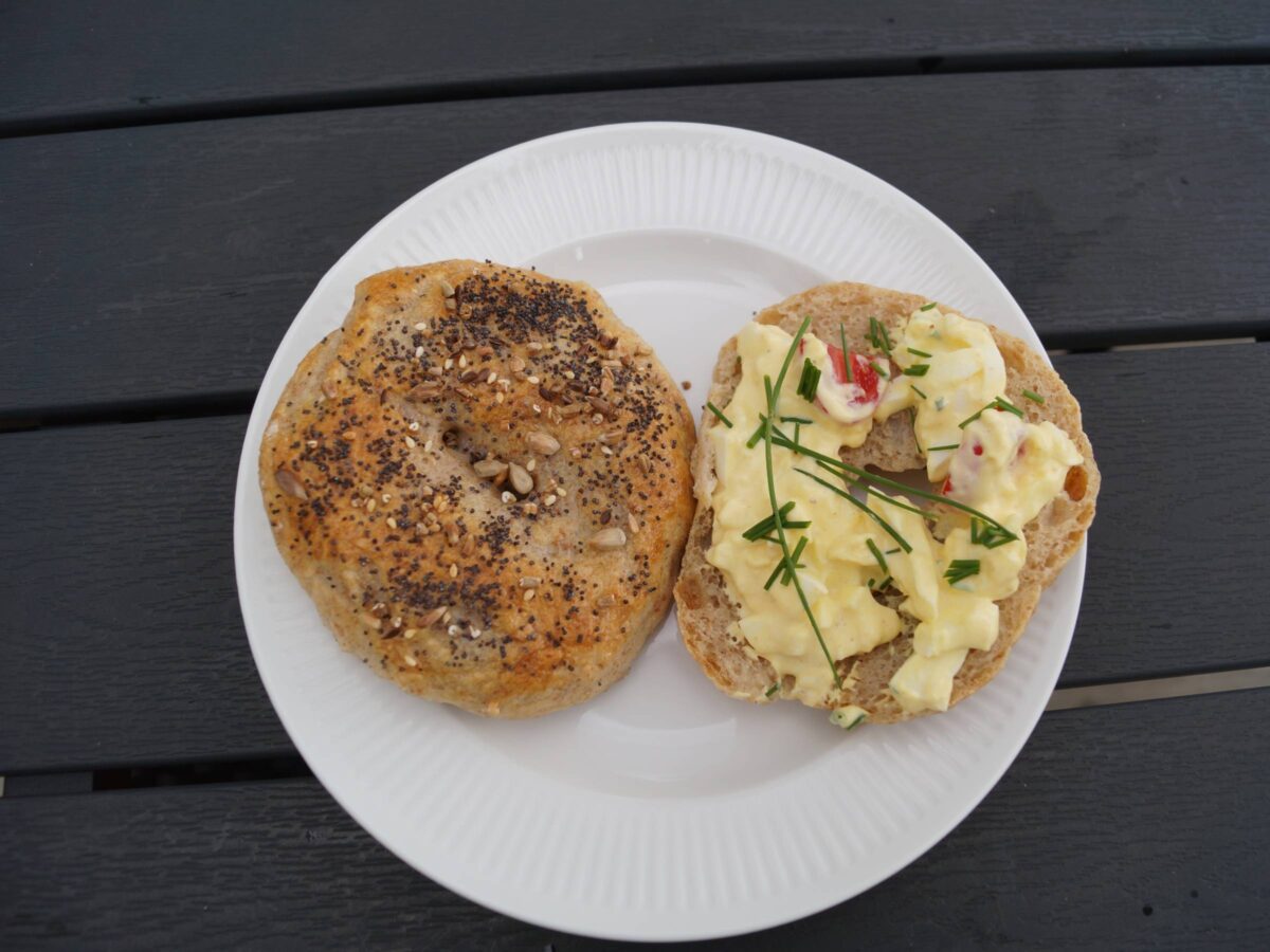 Grovbagels skåret igennem