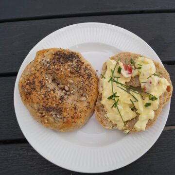 Grovbagels skåret igennem