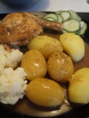 Grydestegt kylling med brun sauce og hvide kartofler
