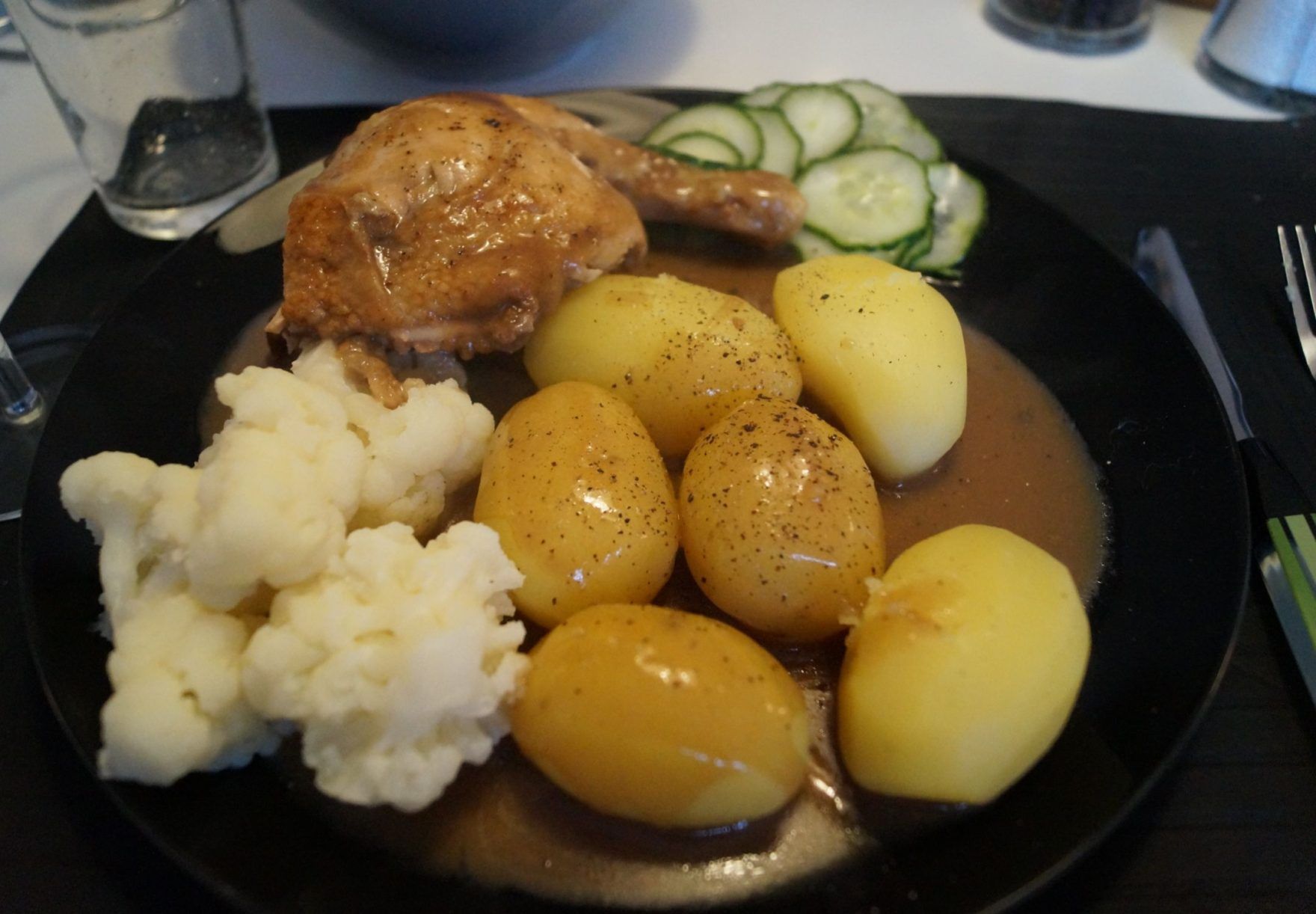 Grydestegt kylling med brun sauce og hvide kartofler
