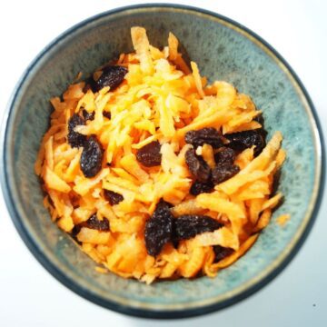 Gulerodssalat med rosiner og citron