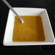 Gulerodssuppe med græskarkerner og ingefær