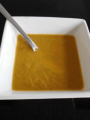 Gulerodssuppe med græskarkerner og ingefær