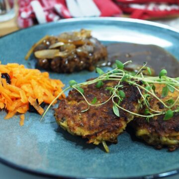 Hakkebøffer med røsti kartofler og gulerodssalat