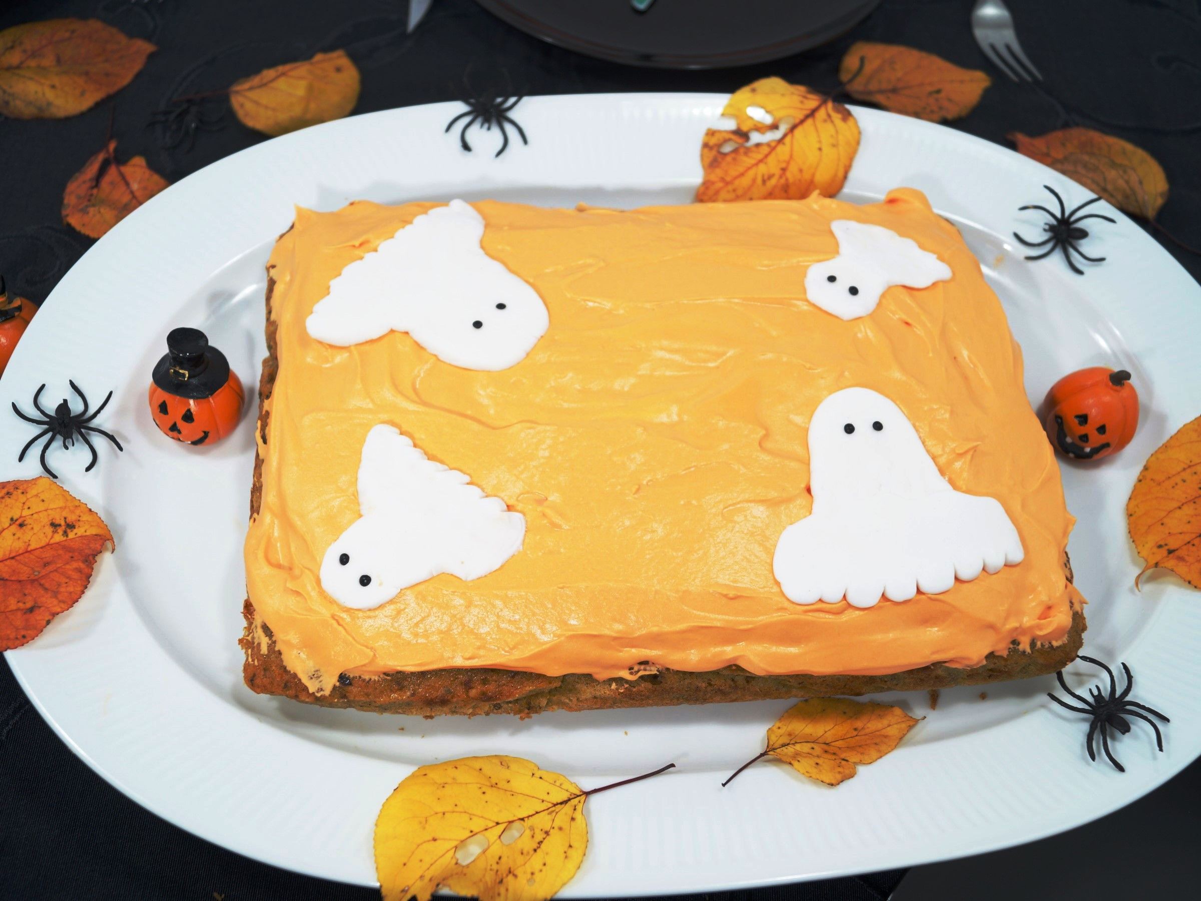 Halloweenkage med orange guf glasur og spøgelser i fondant