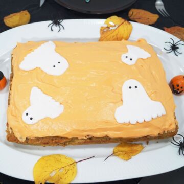 Halloweenkage med pyntet med spøgelser