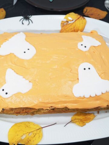 Halloweenkage med pyntet med spøgelser