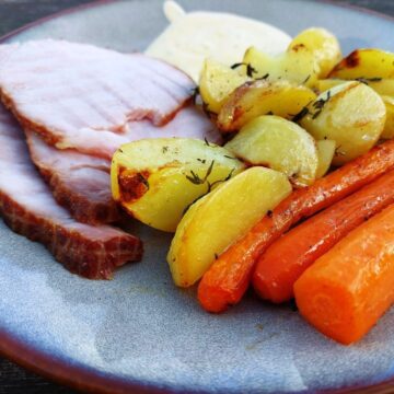 Hamburgerryg med smørbagte kartofler og bearnaisesauce