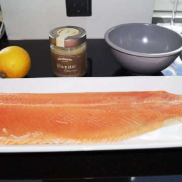 Hel fersk lakseside med ingredienser