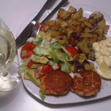 Hjemmelavede fiskefrikadeller med stegte kartofler