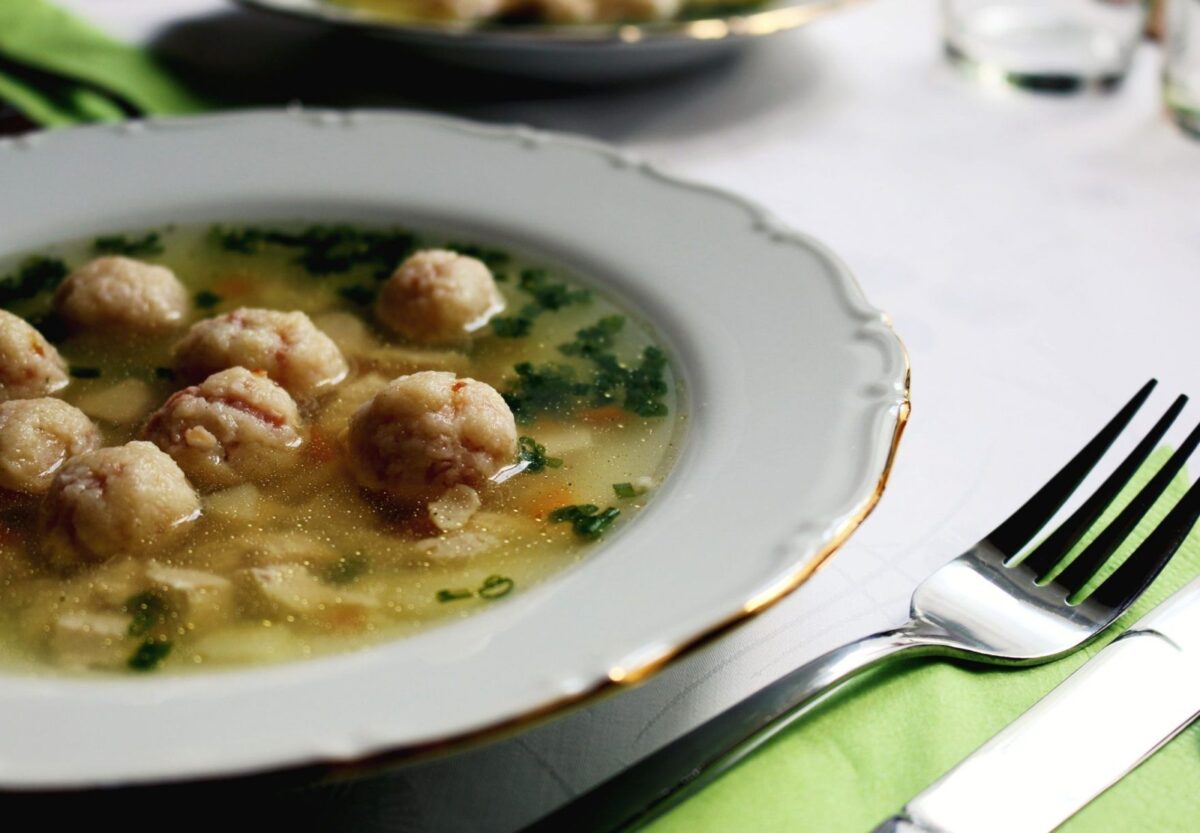 Hjemmelavede kødboller i suppe
