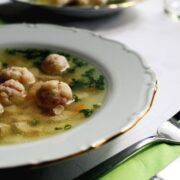 Hjemmelavede kødboller i suppe