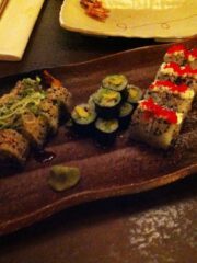 Hjemmelavet Sushi anrettet på sushi tallerken