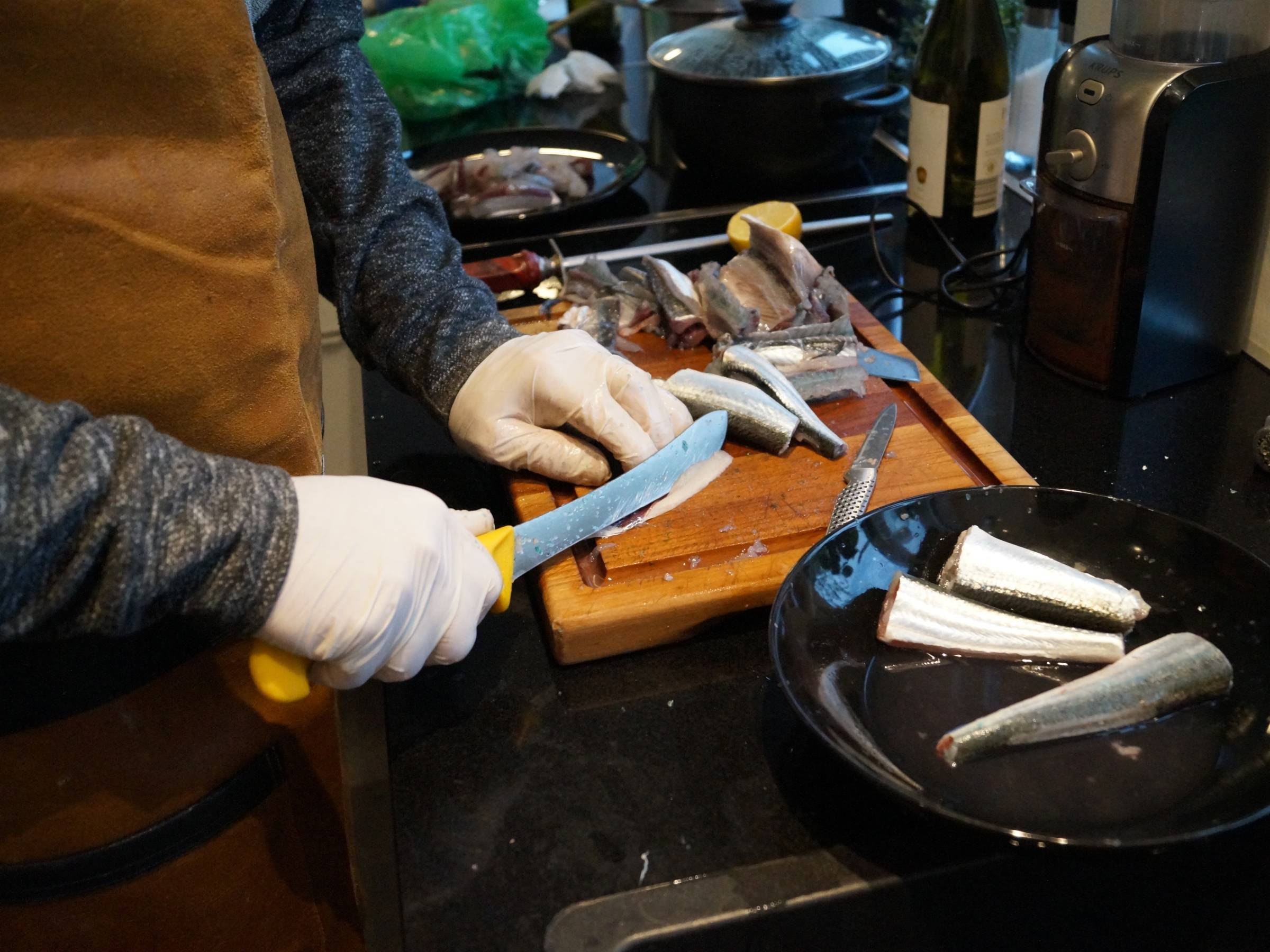 Hornfisk fileteres ud i stykker uden ben