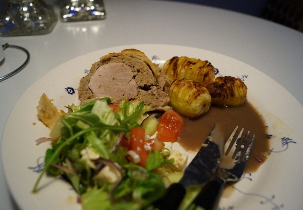 Indbagt møerbrad med hasselback kartofler