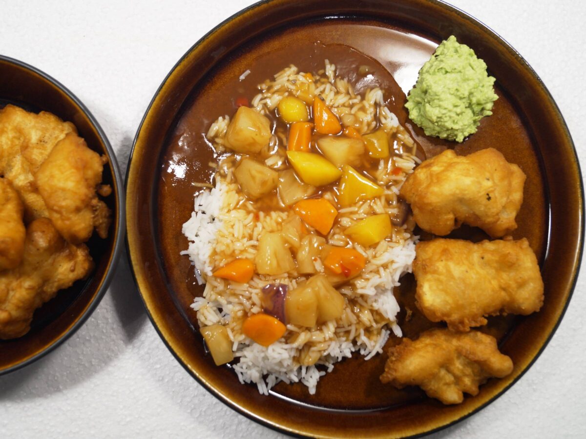 Indbagt torsk i tempura dej med sursød sauce