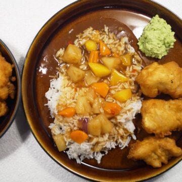 Indbagt torsk i tempura dej med sursød sauce