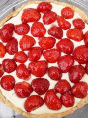 Jordbærtærte med vaniljecreme og hele jordbær
