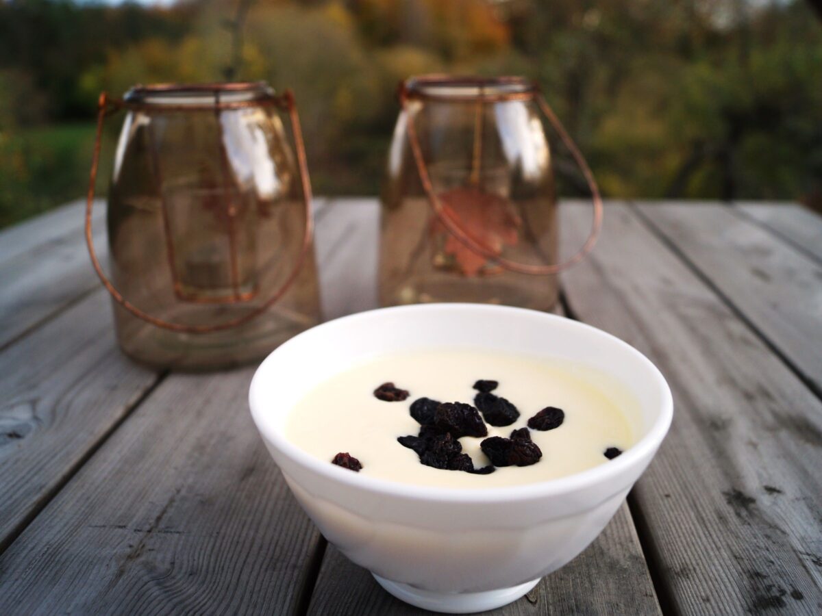 Kærnemælkssuppe med rosiner