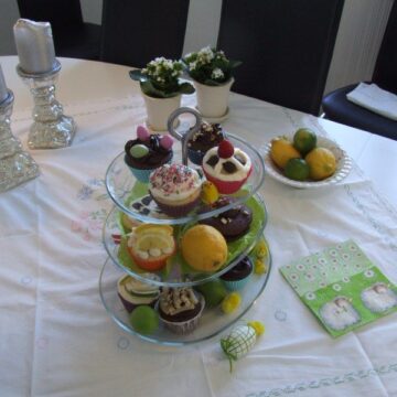 Kagefad med cupcakes i tre etager